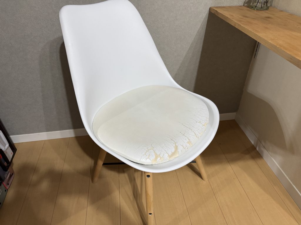 劣化して表面が剥がれたチェア座面の張替前
