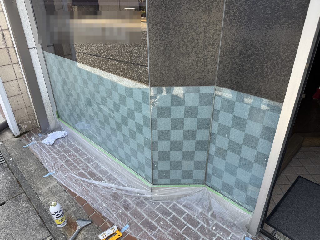 サンゲツのガラスフィルムGF1753市松雲肌を施工後の店頭外観。三次市の理容室の窓まわり