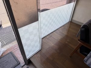 店内から見たサンゲツGF1753市松雲肌の施工後。光をやわらかく通す和モダンな窓辺